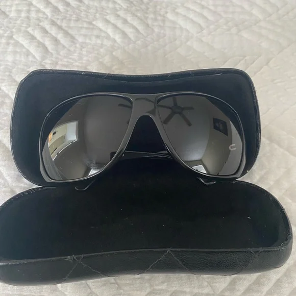 Chanel Black Quilted Sunglasses Case - Picture 2 of 9